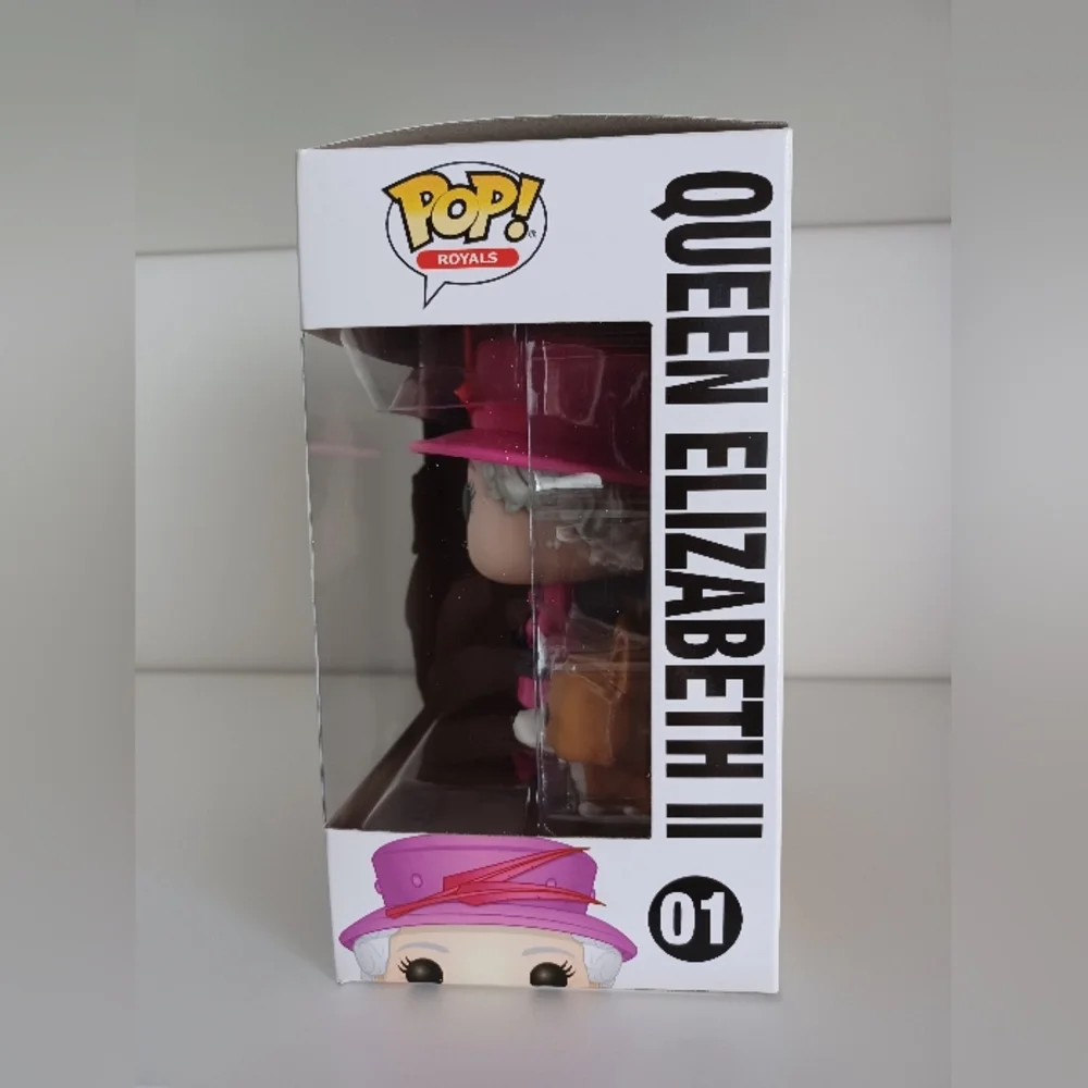 Queen Elizabeth‎ II From The Royal Family With Dog 01 Funko Pop